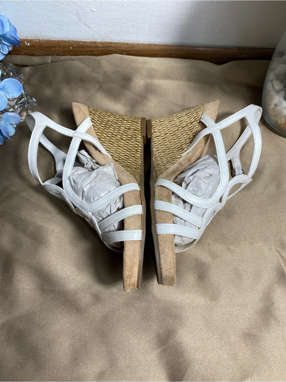 Kelly & Katie white strappy wedge sandals Size 7.5